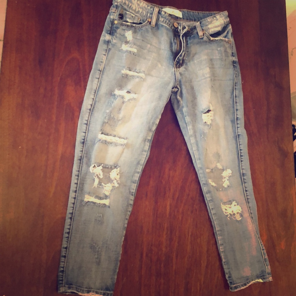 Ripped / stressed jeans